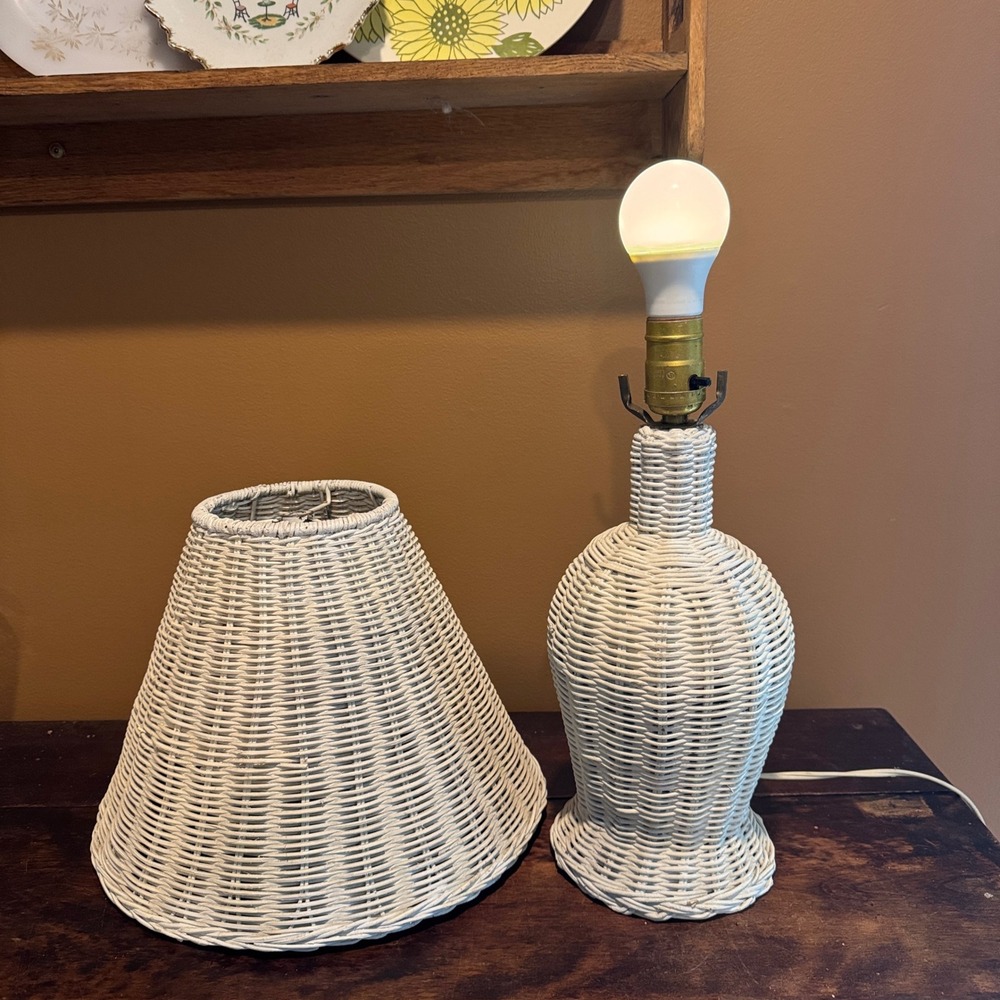 Vintage Wicker Table‎ Lamp with Shade Coastal Cottagecore Home Decor WORKS - Picture 2 of 14